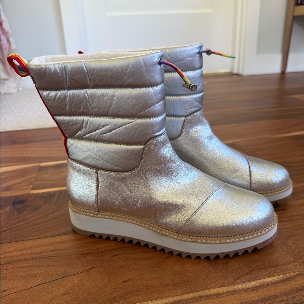 *NWOB* Toms McKenna/Makenna Silver Astro Boot sz 6
